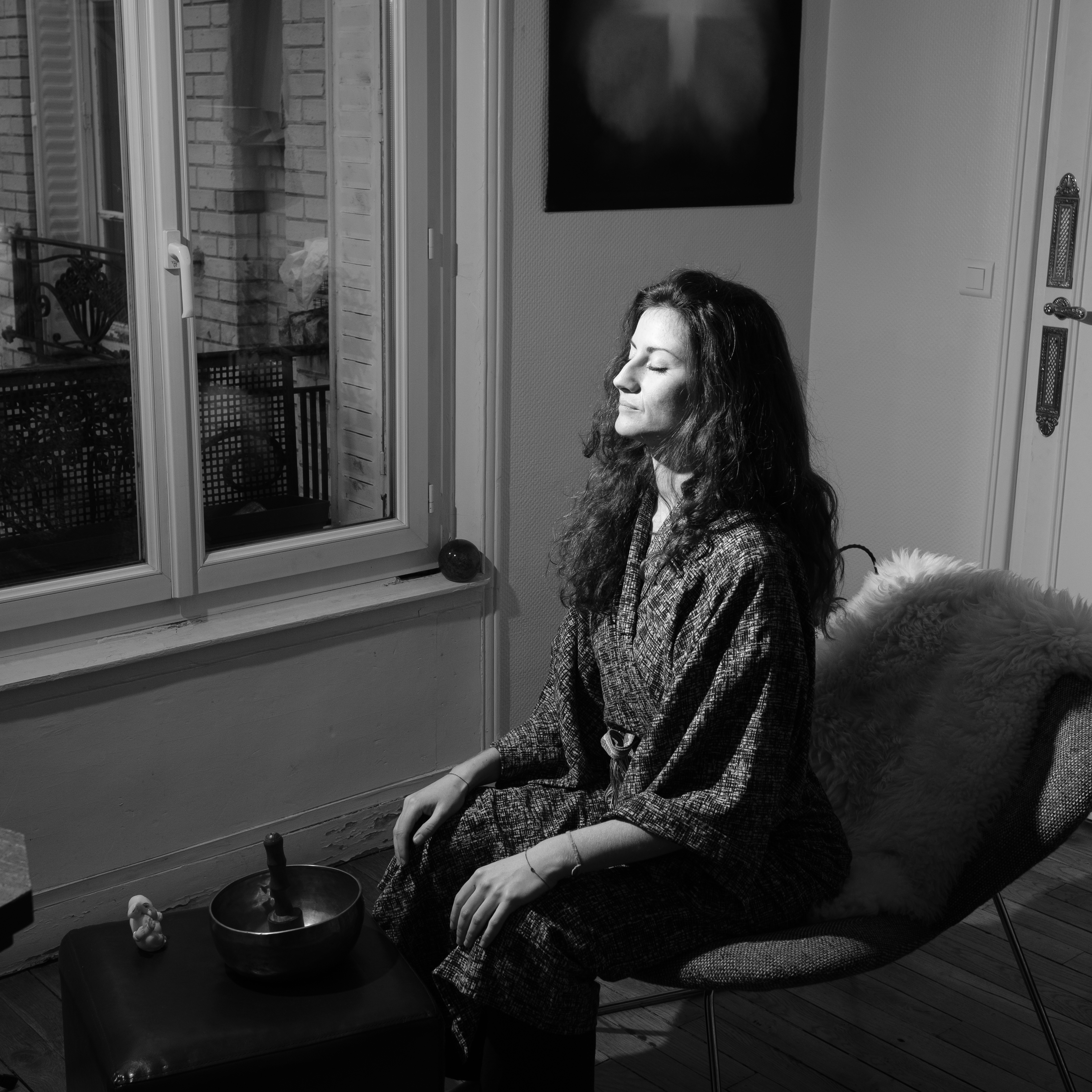 Aurore en méditation avec un bol tibétain