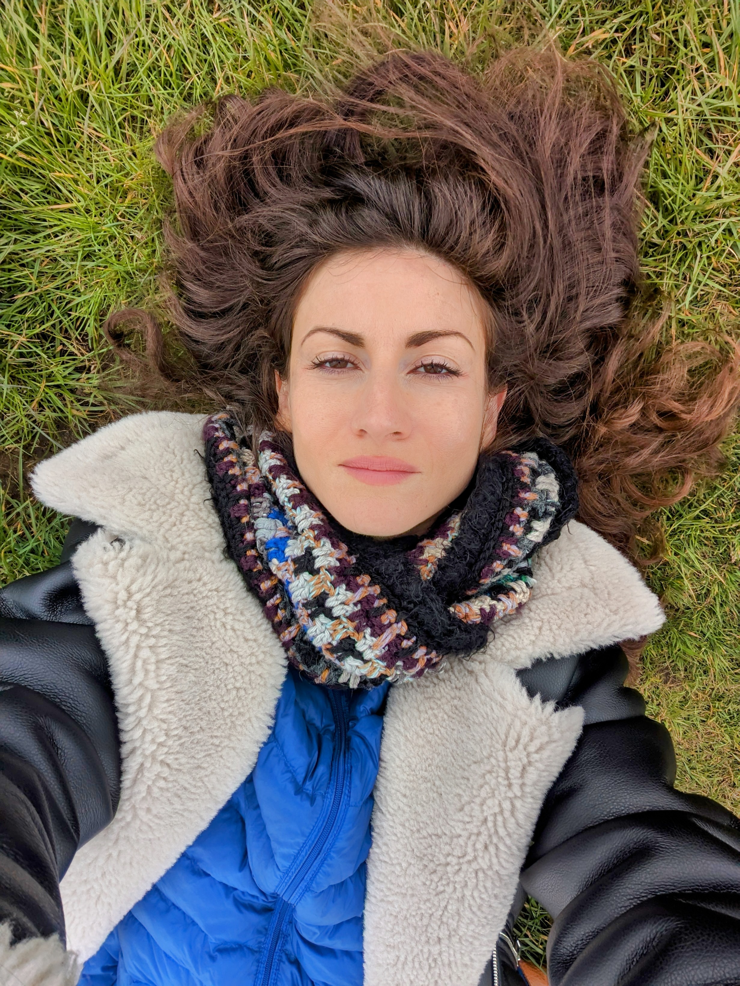 Aurore connectée à la nature, pieds sur terre