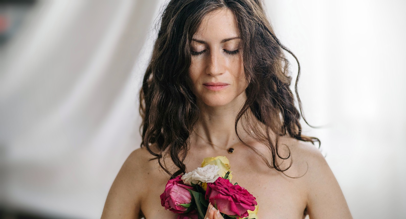 Aurore tenant des roses, les yeux fermés en méditation